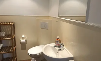 Badezimmer mit Toilette und Waschbecken