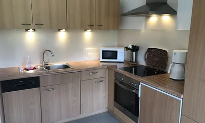 Einbauküche mit Backofen und Geschirrspüler