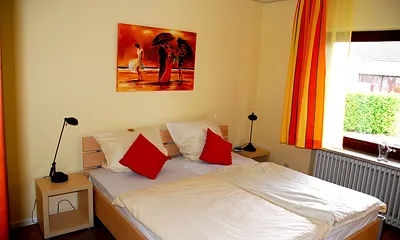 Schlafzimmer mit Doppelbett und 2. TV