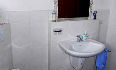 Badezimmer mit unterfahrbarem Waschbecken