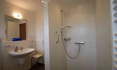 Badezimmer mit ebenerdiger Dusche