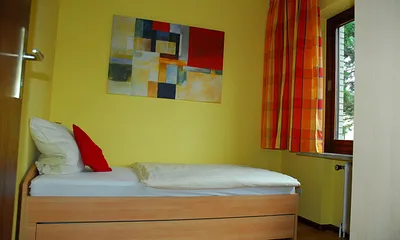 2. Schlafzimmer mit Einzelbett inklusive Gästebettfunktion