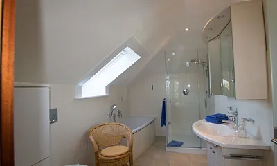 Badezimmer 1 mit Badewanne und Dusche