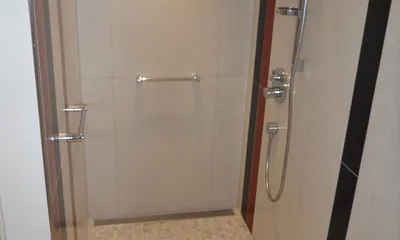 Ebenerdige Dusche mit Haltegriffen