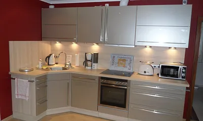 Einbauküche mit Geschirrspüler und Backofen