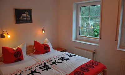 Hellen Schlafzimmer mit Doppelbett, zwei Einzelmatratzen