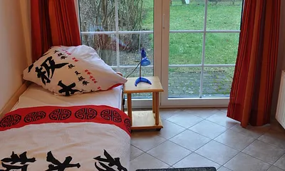 Zweites Schlafzimmer mit zwei Betten, Schrank und Stühlen