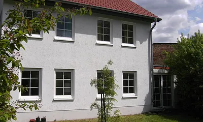 Blick auf Südseite des Hauses und Rasenspielfläche vor dem Haus