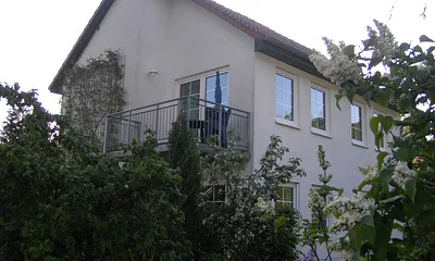 Der kleinere der beiden Balkons der Wohnung, zur Abendsonne hin