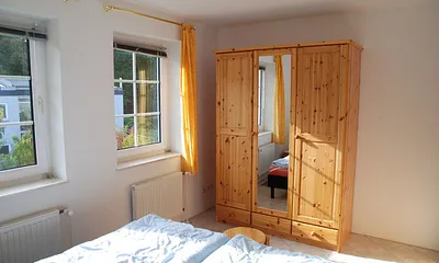 Helles Schlafzimmer mit Doppelbett, zwei Einzelmatratzen