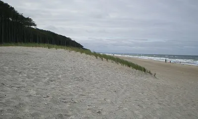 Breiter Sandstrand, nur 700 m von der Wohnung