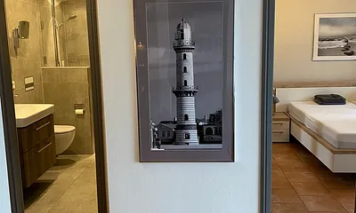 Blick ins Bad und Schlafzimmer