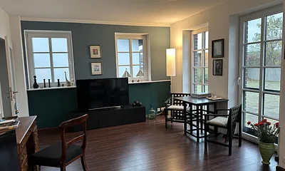 Wohnraum mit TV und Schreibtisch