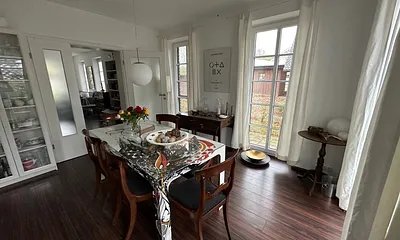 Tischgruppe mit Designertisch und 6 Stühlen