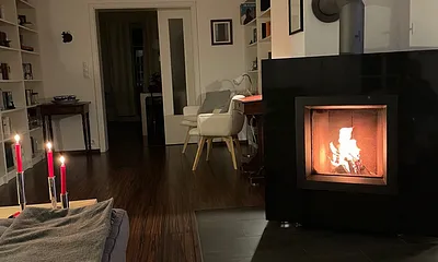 Kaminofen mit Bibliotheksbereich