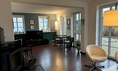 Sicht vom Wohnraum auf die große Terrasse