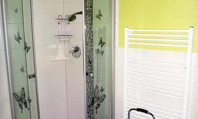 Badezimmer mit Badewanne und Eckdusche