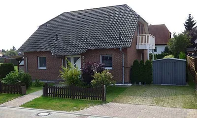 Haus mit Gartenhaus für die Fahrräder und Stellplatz