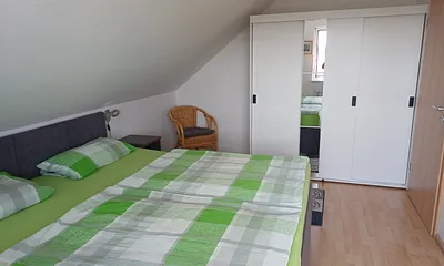 Schlafzimmer mit Doppelbett ( 2 m x 2 m )