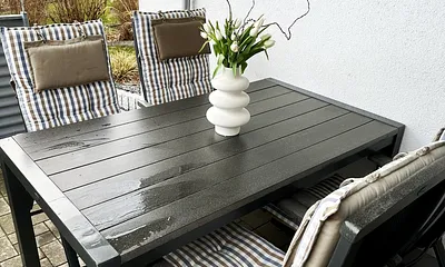 Terrasse mit Gartenmöbel