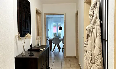 jedes Zimmer ist über den geräumigen Flur erreichbar