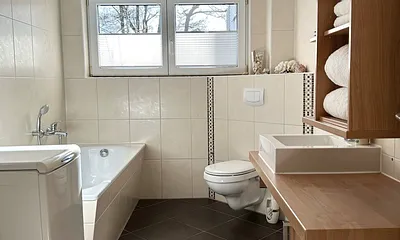 Tageslichtbad mit WC, Dusche, Badewanne und Waschmaschine 