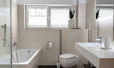 Tageslichtbad mit WC, Dusche und Badewanne