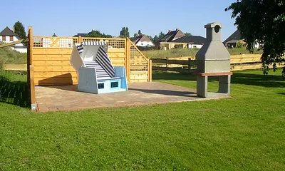 Sitzecke im Garten mit Grill