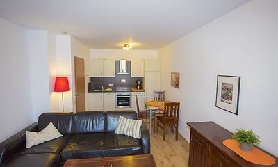 Wohnküche mit Geschirrspüler und Backofen