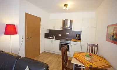 Wohnküche mit Geschirrspüler und Backofen