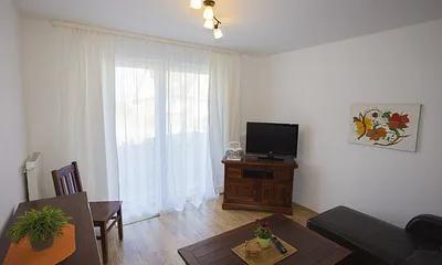 Wohnraum mit Zugang zur großen Terrasse