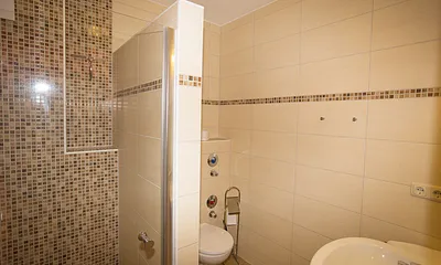 Bad mit ebenerdiger Dusche inneliegend