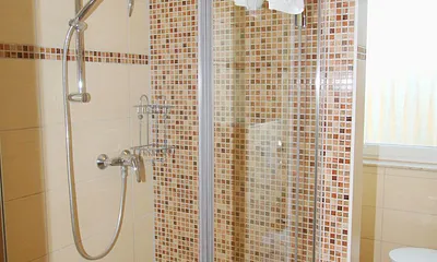 Bad mit ebenerdiger Dusche und Fenster