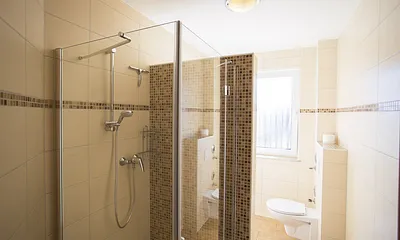 Bad mit ebenerdiger Dusche und Fenster