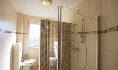 Bad mit ebenerdiger Dusche und Fenster