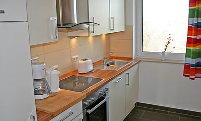 Küche mit Backofen und Geschirrspüler