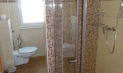 Bad mit ebenerdiger Dusche und Fenster