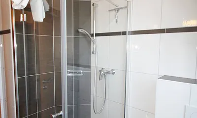 Bad mit ebenerdiger Dusche und Fenster