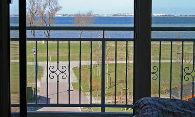 Blick vom Balkon auf das Wasser