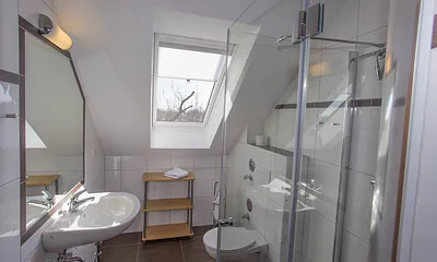 Bad mit ebenerdiger Glasdusche