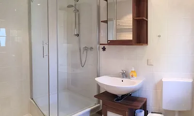 Bad mit Dusche und WC