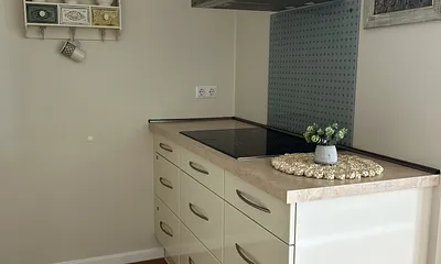 Küche mit Wasserkocher, Kaffemaschine und Toaster