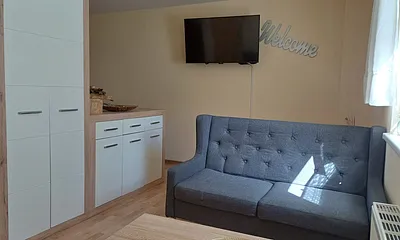 Wohnbereich im 1. Schlafzimmer, getrennt durch Raumteiler