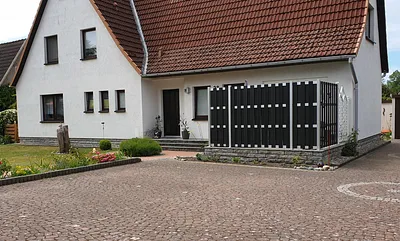 Terrasse u. Stellplatz für´s Auto