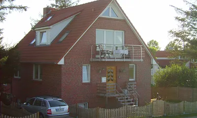 Unser Haus, direkt hinter dem Deich gelegen. Die Ferienwohnung liegt ebenerdig, mit Blick in den Garten, Richtung südost. Direkt am Haus befindet sich der Stellplatz