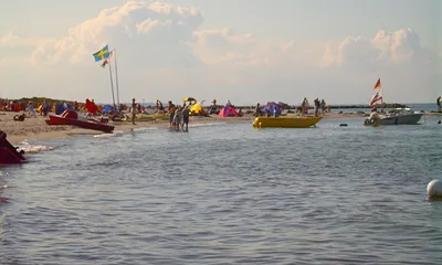 Der Strand bietet viele Möglichkeiten für aktiven Wassersport. Der Deich lädt zu Fahrradtouren ein. Natürlich kann man auch einfach nur relaxen, die Sonne genießen und die Seele baumeln lassen. 
