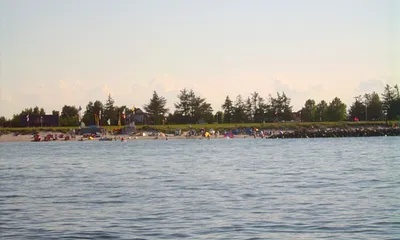 Unser Haus von der Seeseite. Der weiße Sandstrand lädt zum Baden ein. Eine Surfschule mit Bootsverleih rundet das vielfältige Freizeitangebot ab.