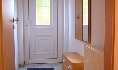 Die Ferienwohnung verfügt über einen eigenen Eingang. Im separaten Flur befindet sich eine Garderobe mit Spiegel und ein Schuhschrank.