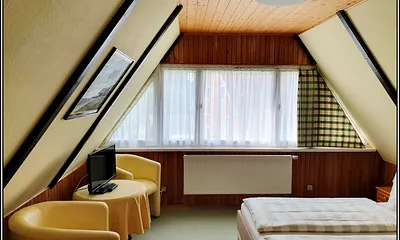 Schlafzimmer mit Doppelbett