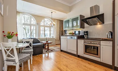 Wohnzimmer mit offener Küche